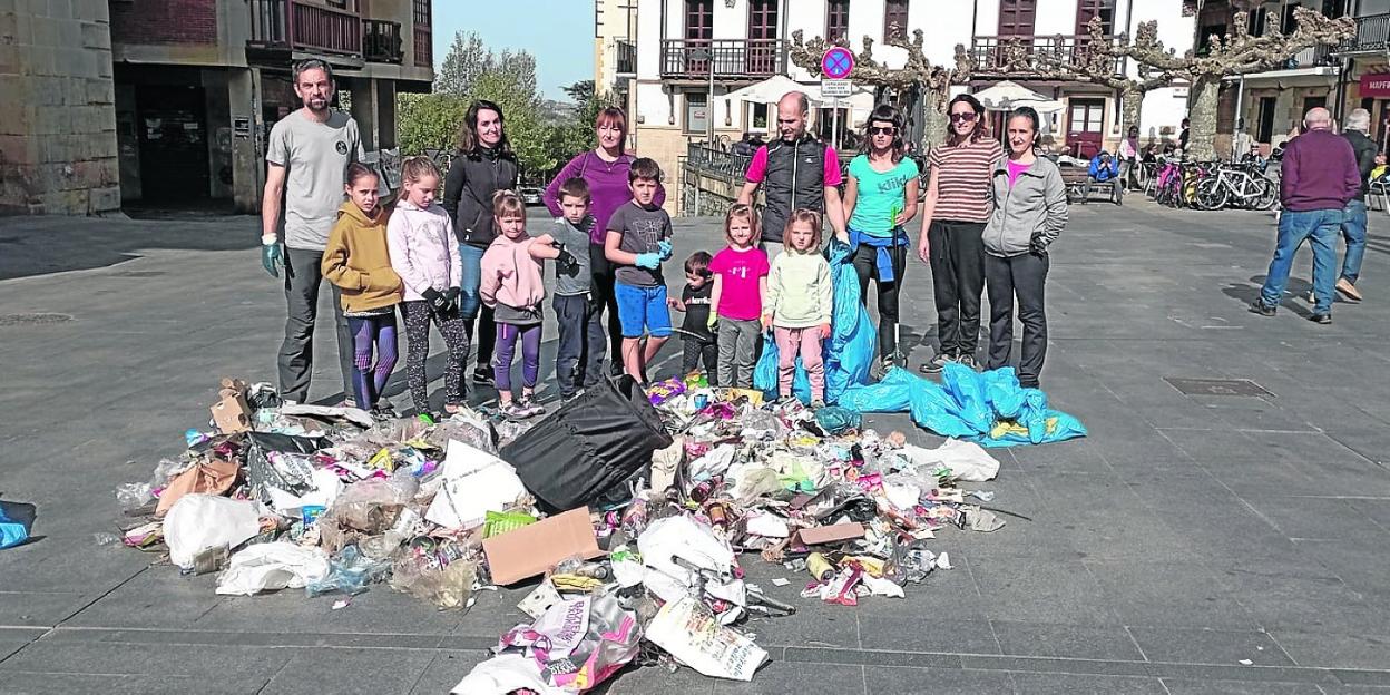 Elizalde auzoko bazterretan bildutako hondakinak bistan. 
