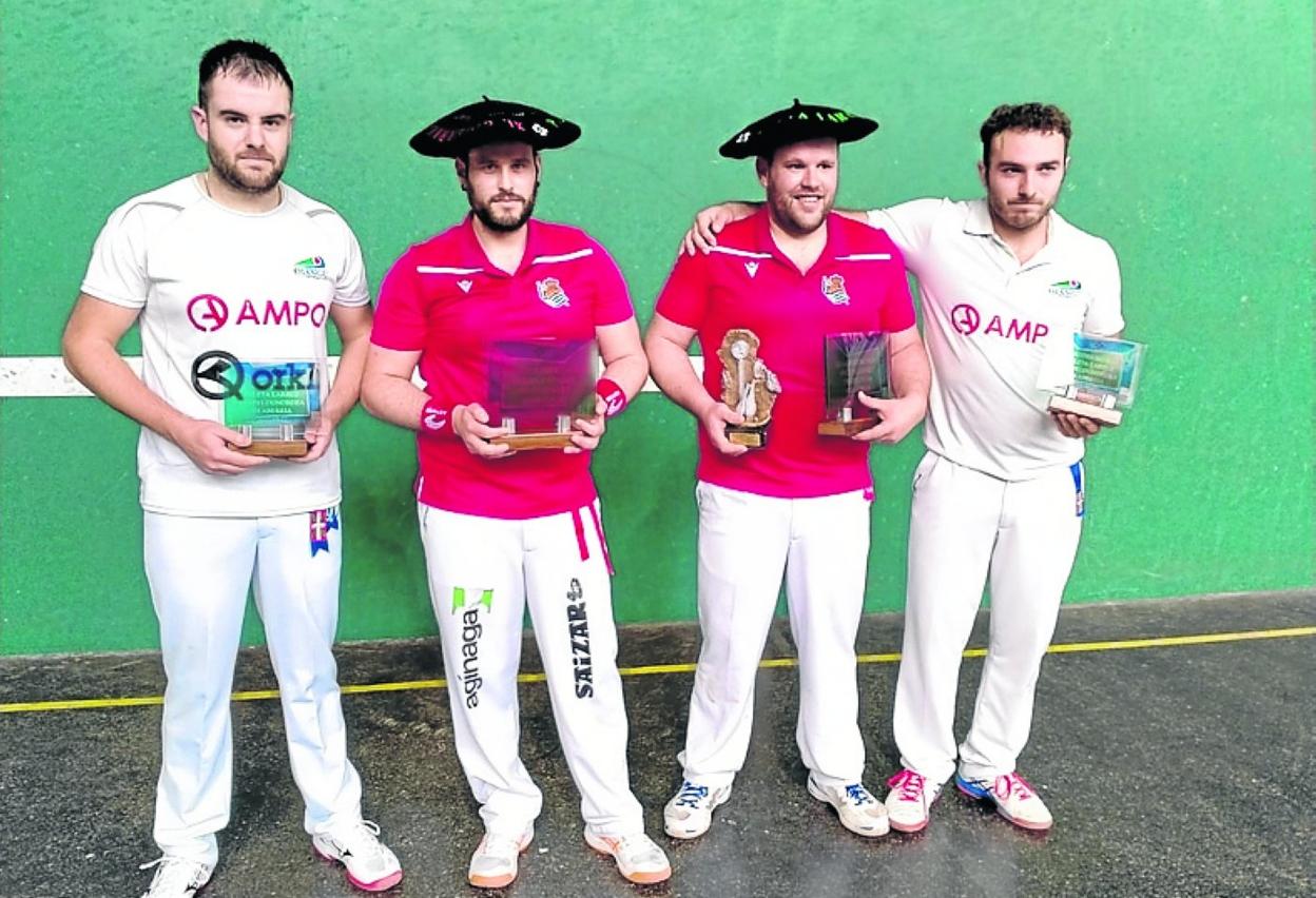 Begiristain anaiak, txapela eta garaikurrekin. 