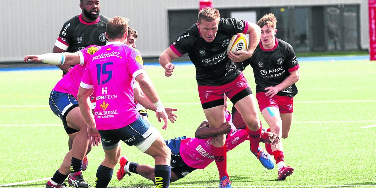 Joubery Engelbrecht, con el balón, en un intento por superar la tres cuartos del VRAC. 