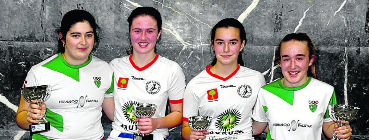 Alaitz Navarro eta Aiora Zubillaga adunarrak, irabazleekin. 