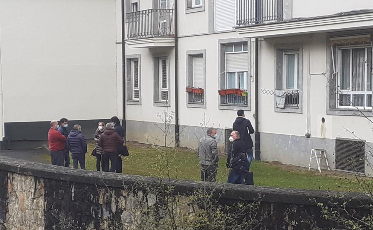 Técnicos e investigadores inspeccionan la parte trasera del edificio donde se produjo el fatal suceso. 