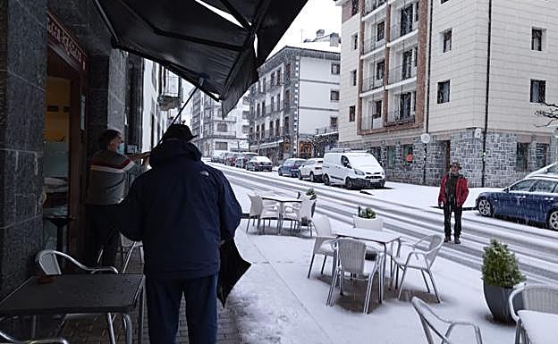 La nieve cubre ya la localidad de Leitza. 