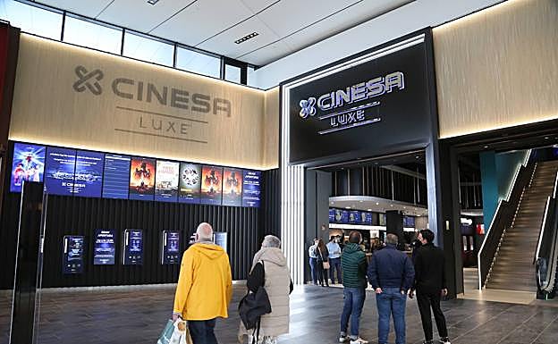 Imagen principal - Garbera abre sus siete salas de cine para ochocientos espectadores