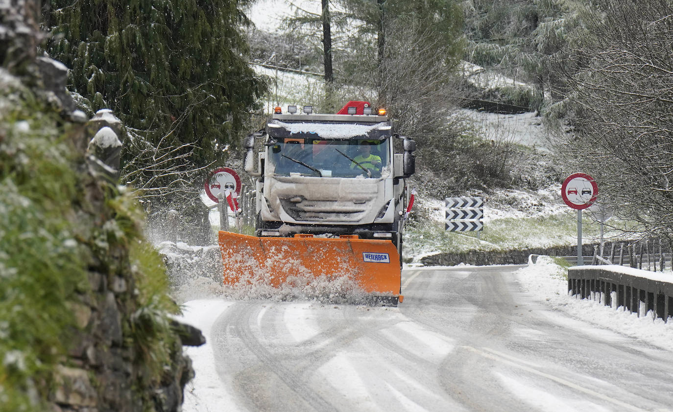 Fotos: La nieve complica la circulación en las carreteras de Gipuzkoa
