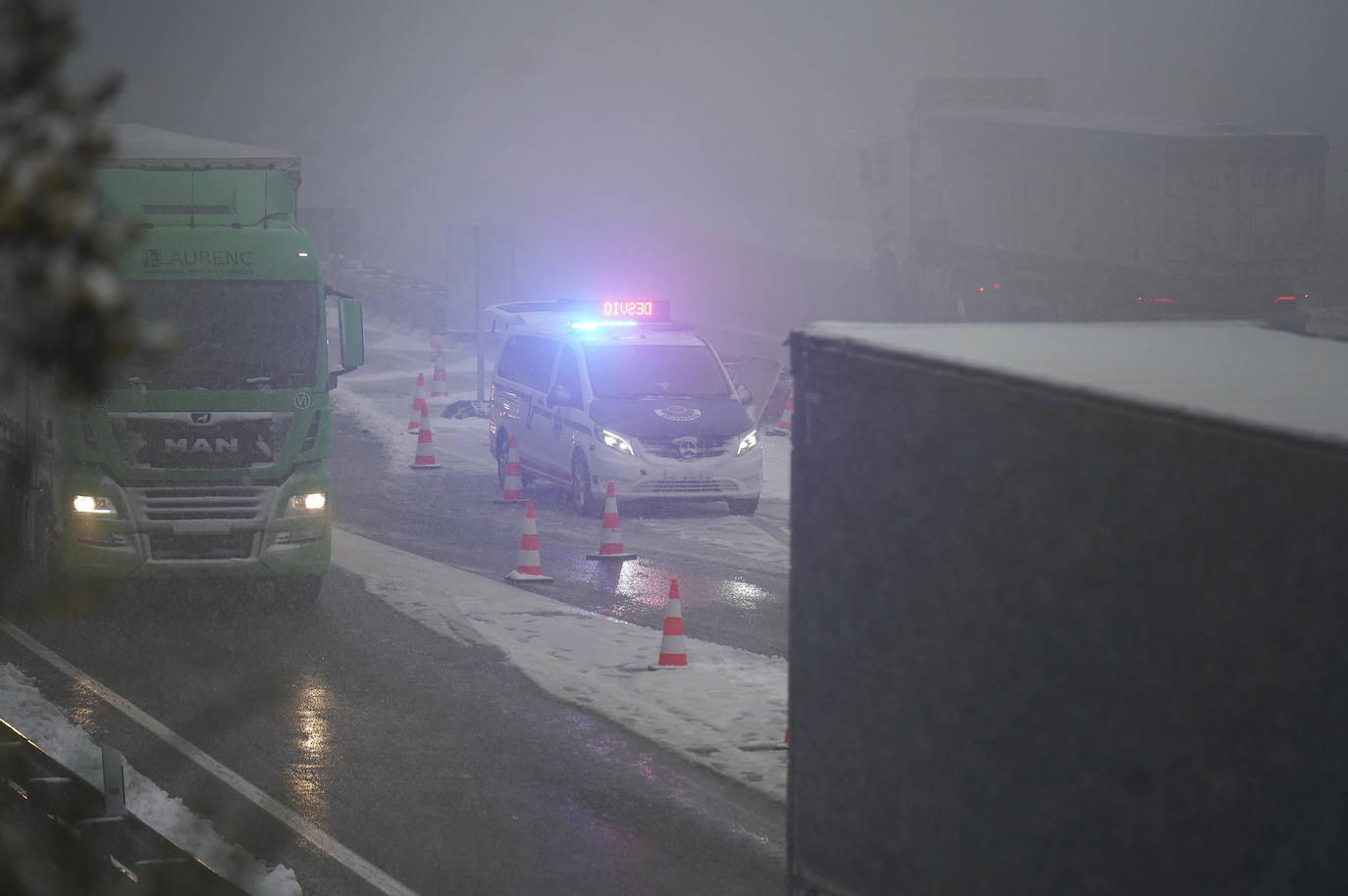 Fotos: La nieve complica la circulación en las carreteras de Gipuzkoa