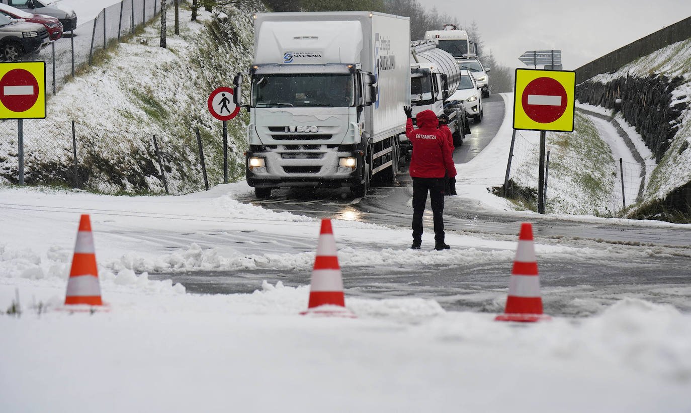Fotos: La nieve complica la circulación en las carreteras de Gipuzkoa