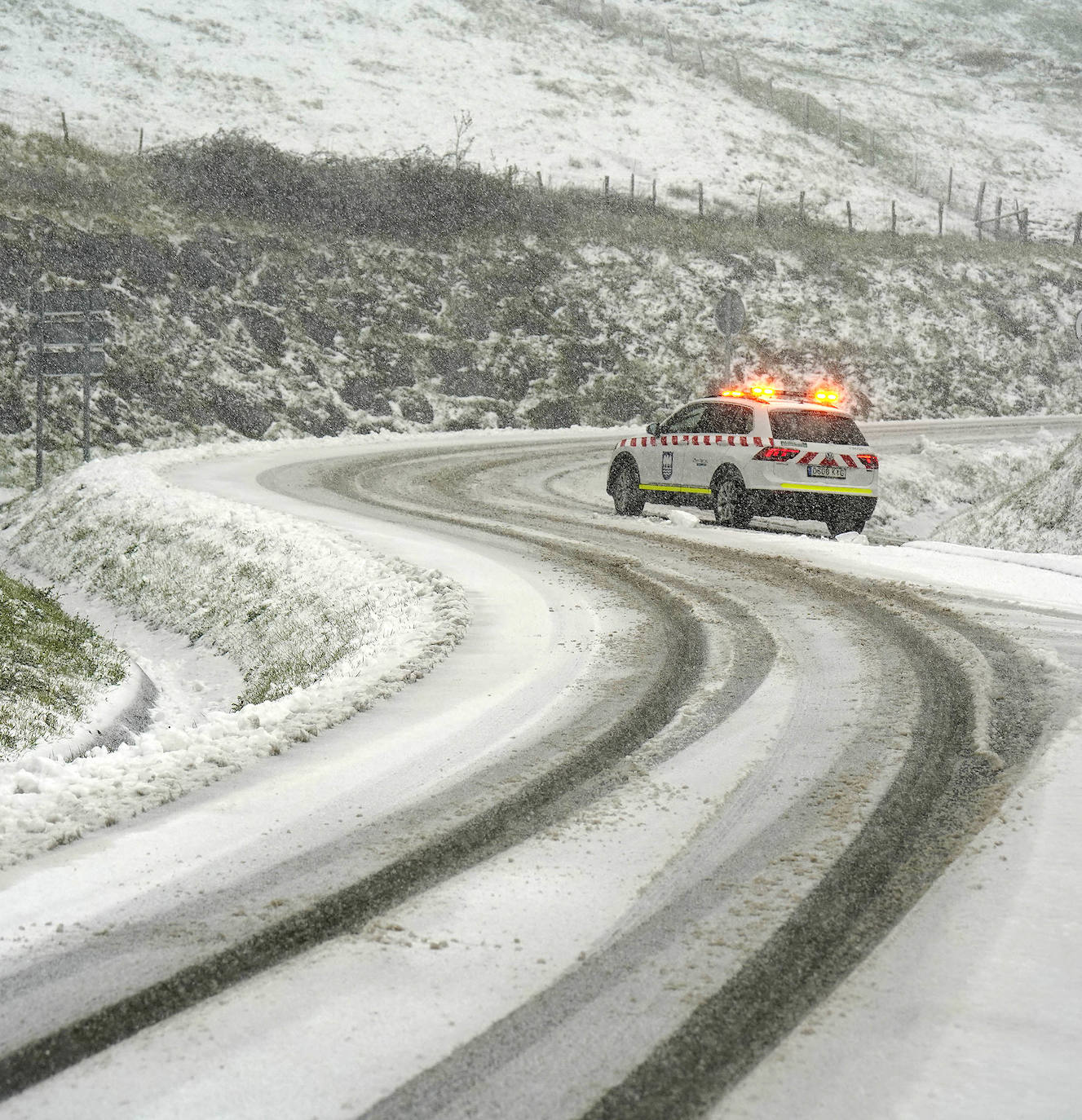 Fotos: La nieve complica la circulación en las carreteras de Gipuzkoa