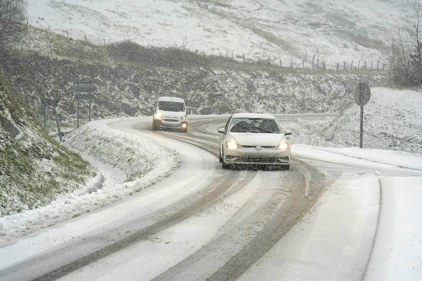 Fotos: La nieve complica la circulación en las carreteras de Gipuzkoa