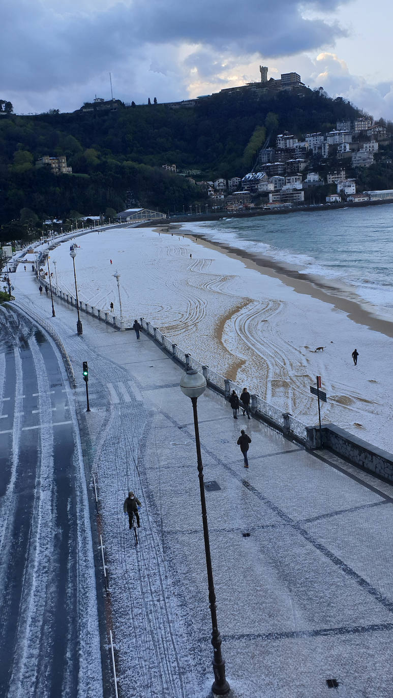 Fotos: La nieve complica la circulación en las carreteras de Gipuzkoa