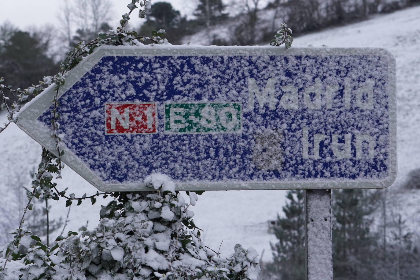 Fotos: La nieve complica la circulación en las carreteras de Gipuzkoa