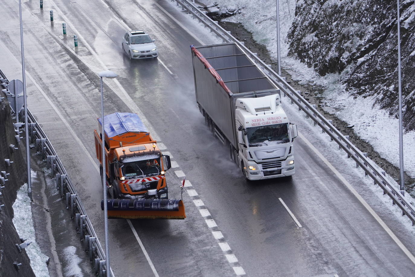 Fotos: La nieve complica la circulación en las carreteras de Gipuzkoa