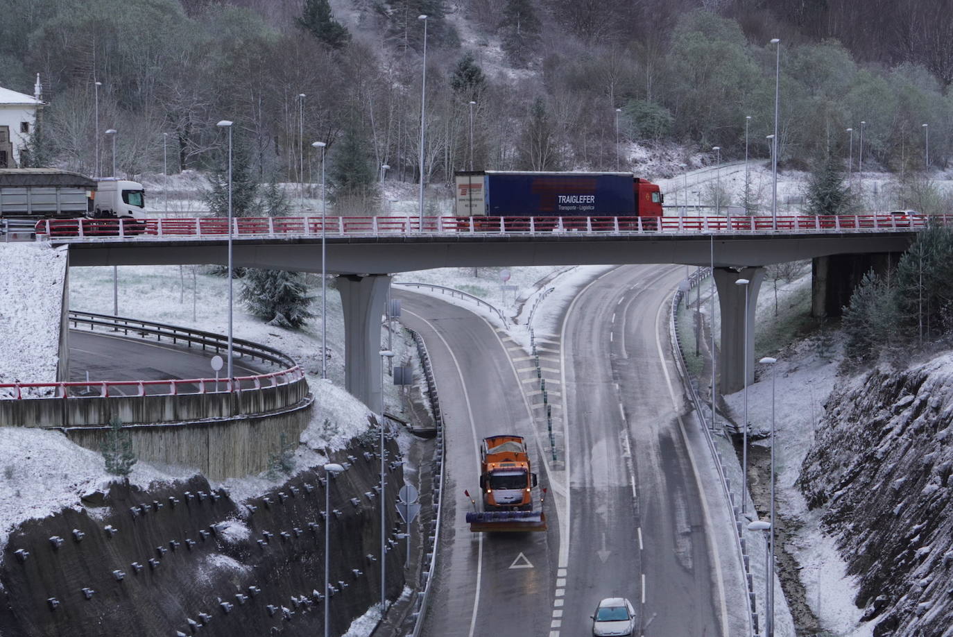 Fotos: La nieve complica la circulación en las carreteras de Gipuzkoa