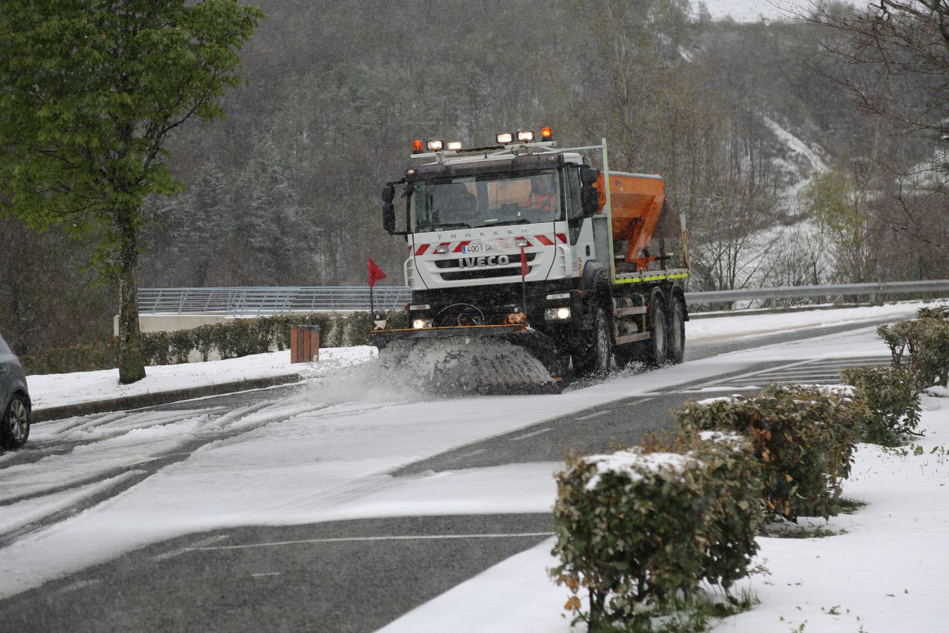 Fotos: La nieve complica la circulación en las carreteras de Gipuzkoa