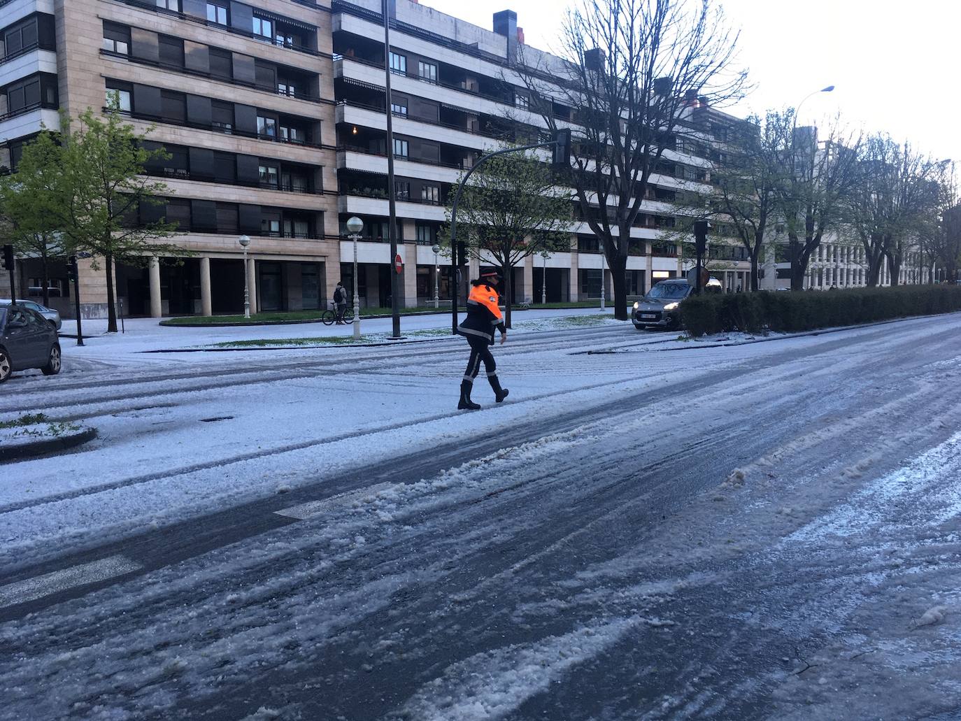 Fotos: La nieve complica la circulación en las carreteras de Gipuzkoa