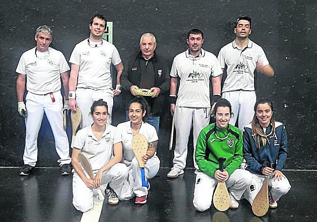 Zutik, Larralde, Beloki, Bidegain epailea, Luixa eta Etxeberria. Makurtuta, Gartziandia, Balzola, Balerdi eta Eizmendi. 