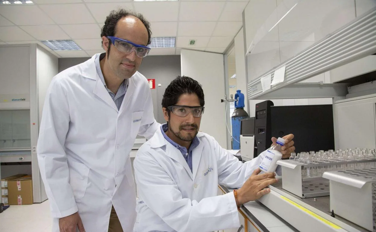 Eneko Aldaba y Yosu Vara lideran el equipo científico de Quimatryx, empresa donostiarra que investiga fármacos epigenéticos. 