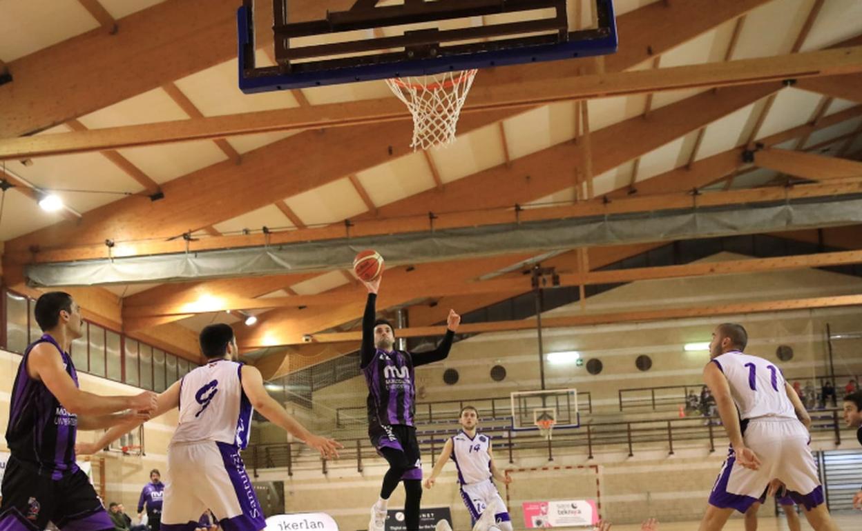 El jugador del cuadro local Andoni Atxa en un lanzamiento.