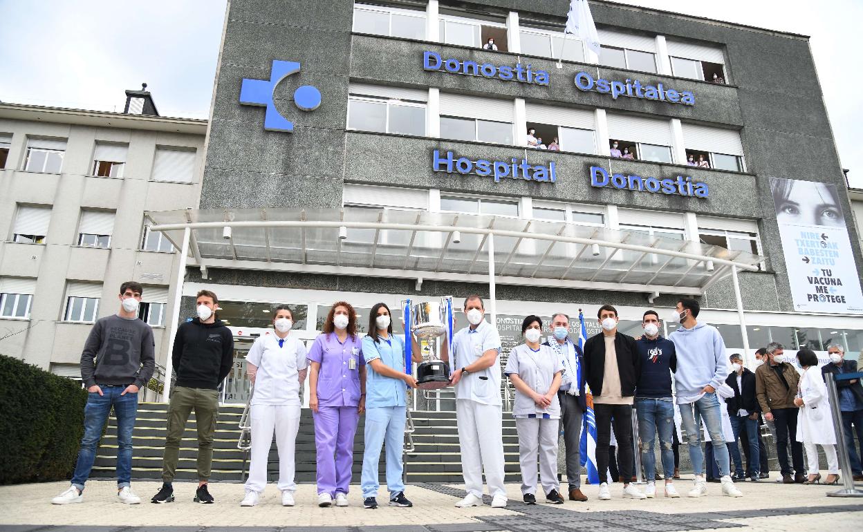Es la foto más hermosa de aquellos días, cuando la Real llevó la Copa a los sanitarios que paraban los penaltis del virus. 
