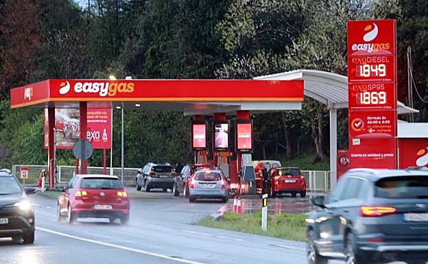 El descuento de 20 céntimos por litro que entra en vigor supondrá un ahorro de 11,8 millones al mes para los guipuzcoanos