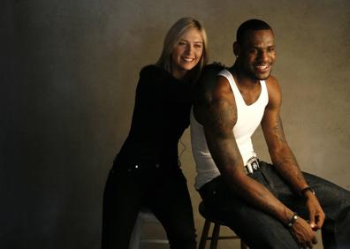 Imagen secundaria 1 - Arriba, un anuncio de calzado con Naomi Campbell. Abajo, una imgen de la tenista Maria Sharapova y el jugador de baloncesto LeBron James para una campaña de la ONU, y imagen del calendario Pirelli 2008. 