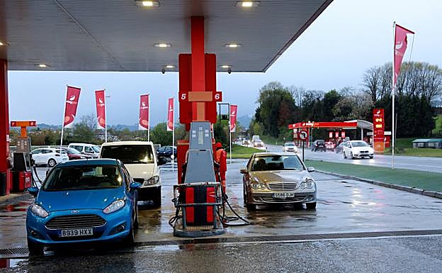 Primeras horas del descuento de las gasolinas: más problemas informáticos que colas en Gipuzkoa