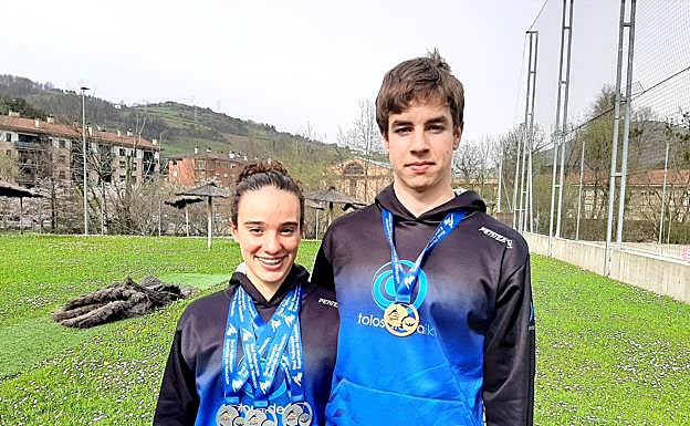 Nahia Garrido junto a su compañero de equipo Mattin Zubeldia tras su participación en el campeonato de España Infantil. 