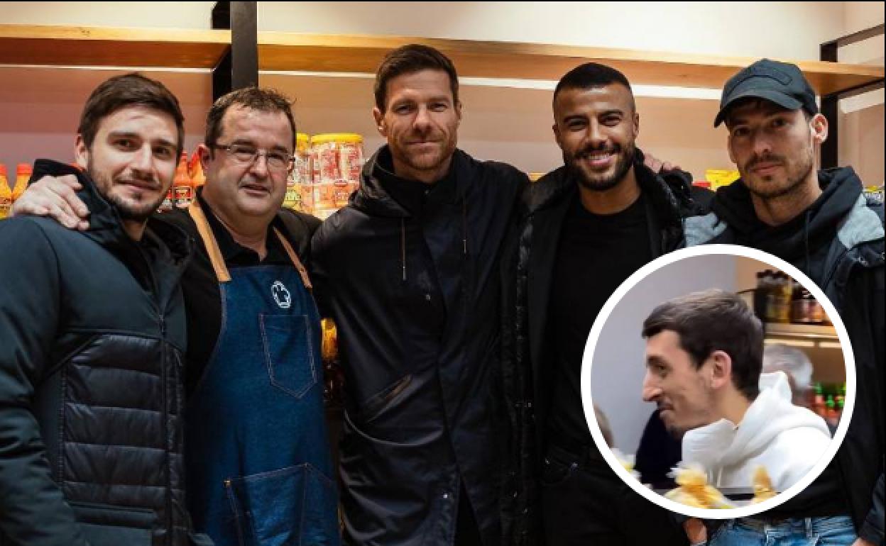 Portu, Xabi Alonso, Rafinha y Silva con el cocinero Jhonny Porto, en la inauguración de la tienda de este a la que acudió Mikel Oyarzabal.