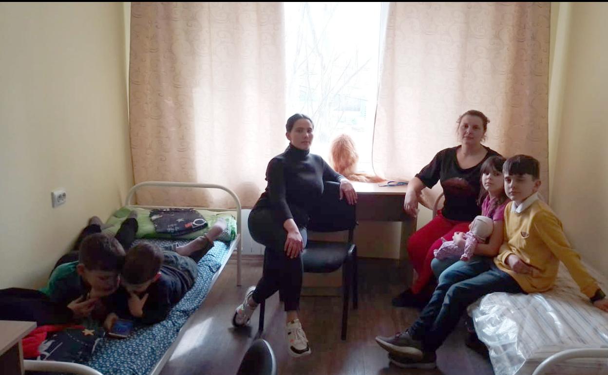 La mujer de Iñaki, Ana, con los cinco hijos de la pareja, con edades entre los 18 y 5 años, esta mañana en un centro de Cruz Roja en Mykolaiv. 