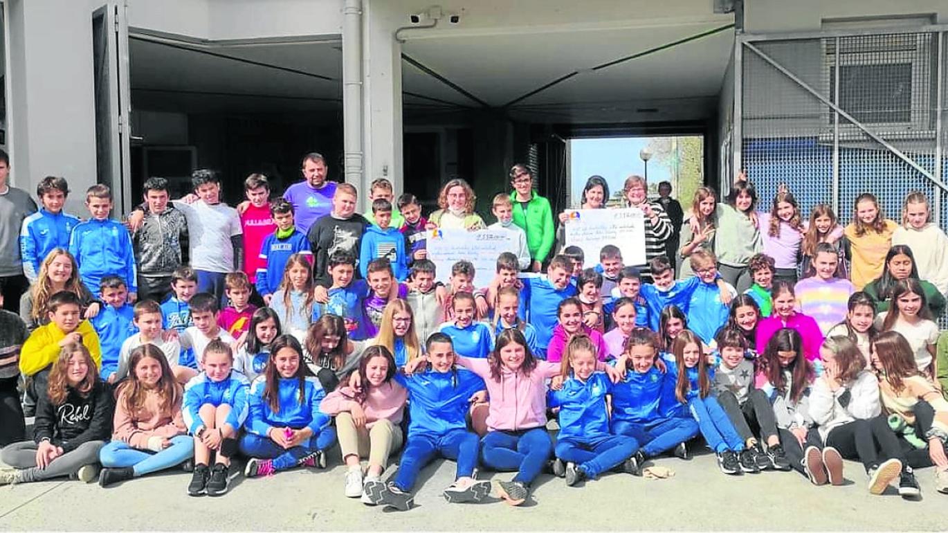 Bularreko minbizia dutenei laguntzen dieten Katxalin eta Izan Inurri elkarteentzat 6.000 euro inguru bildu dituzte.