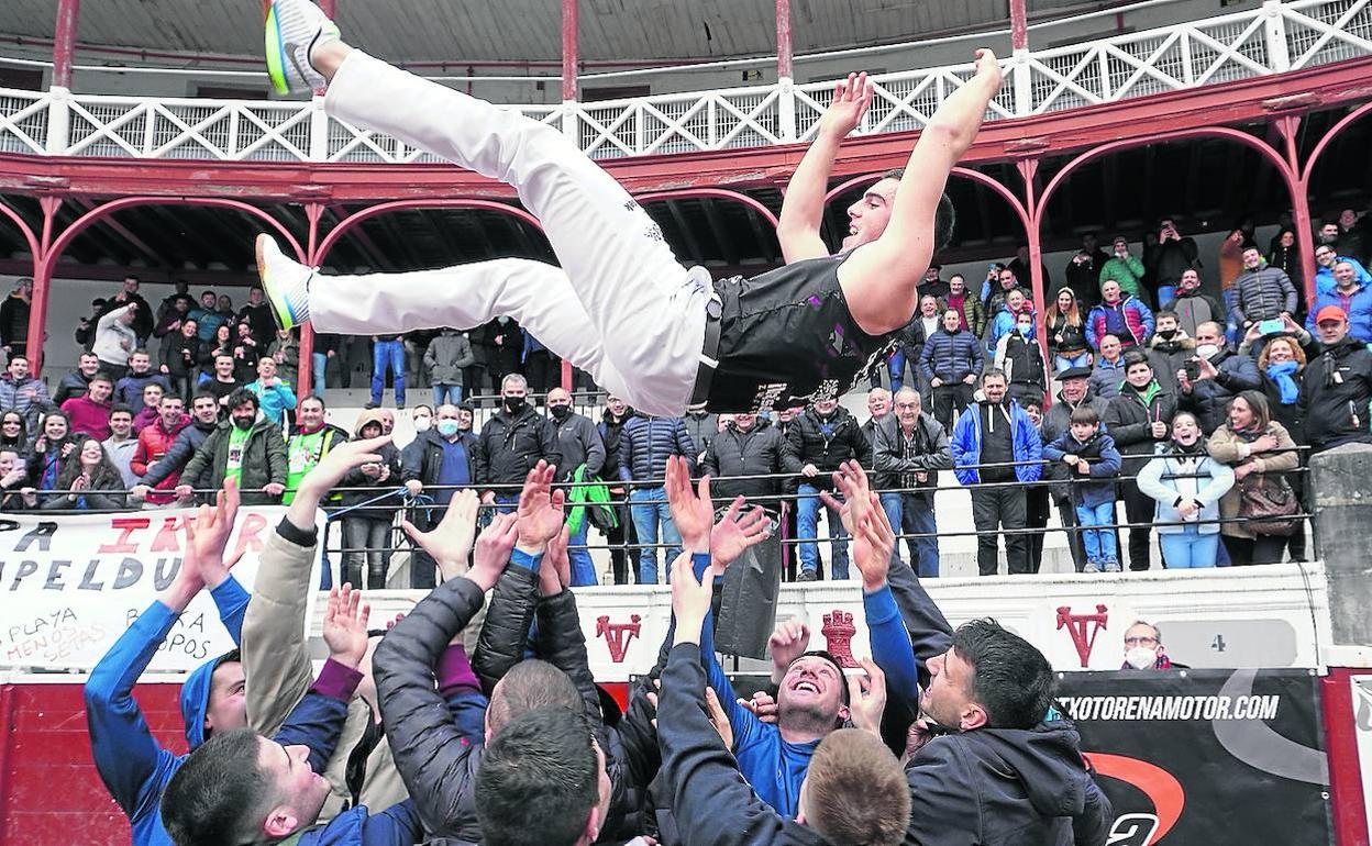 Iker Vicente es manteado tras ganar la gran apuesta.