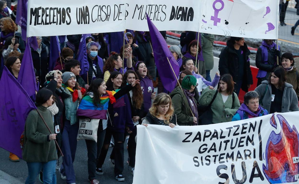 Martxoaren 8aren atarian onartu zen legea. Argazkian, egun horretan Donostian egin zen manifestazioa. 