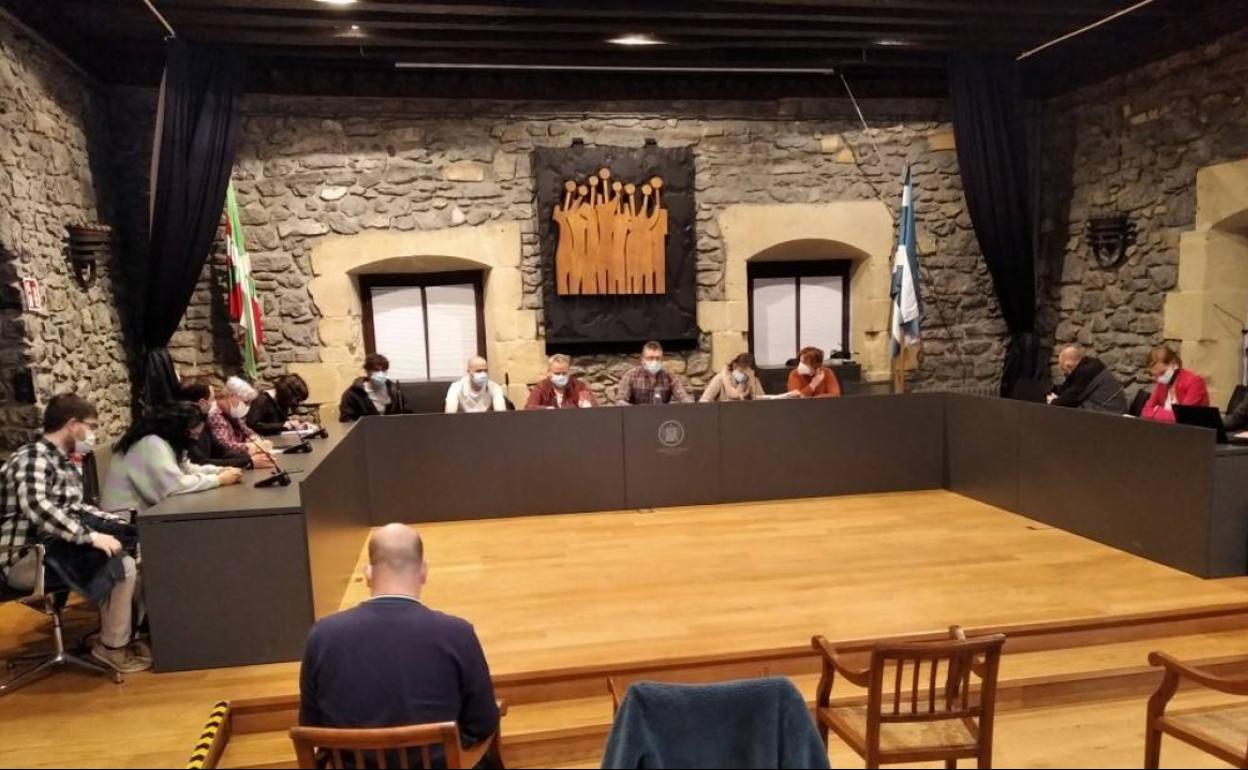 Oiartzun: Saharako eta Ukrainako gatazketarako konponbidea eskatu du Udalak