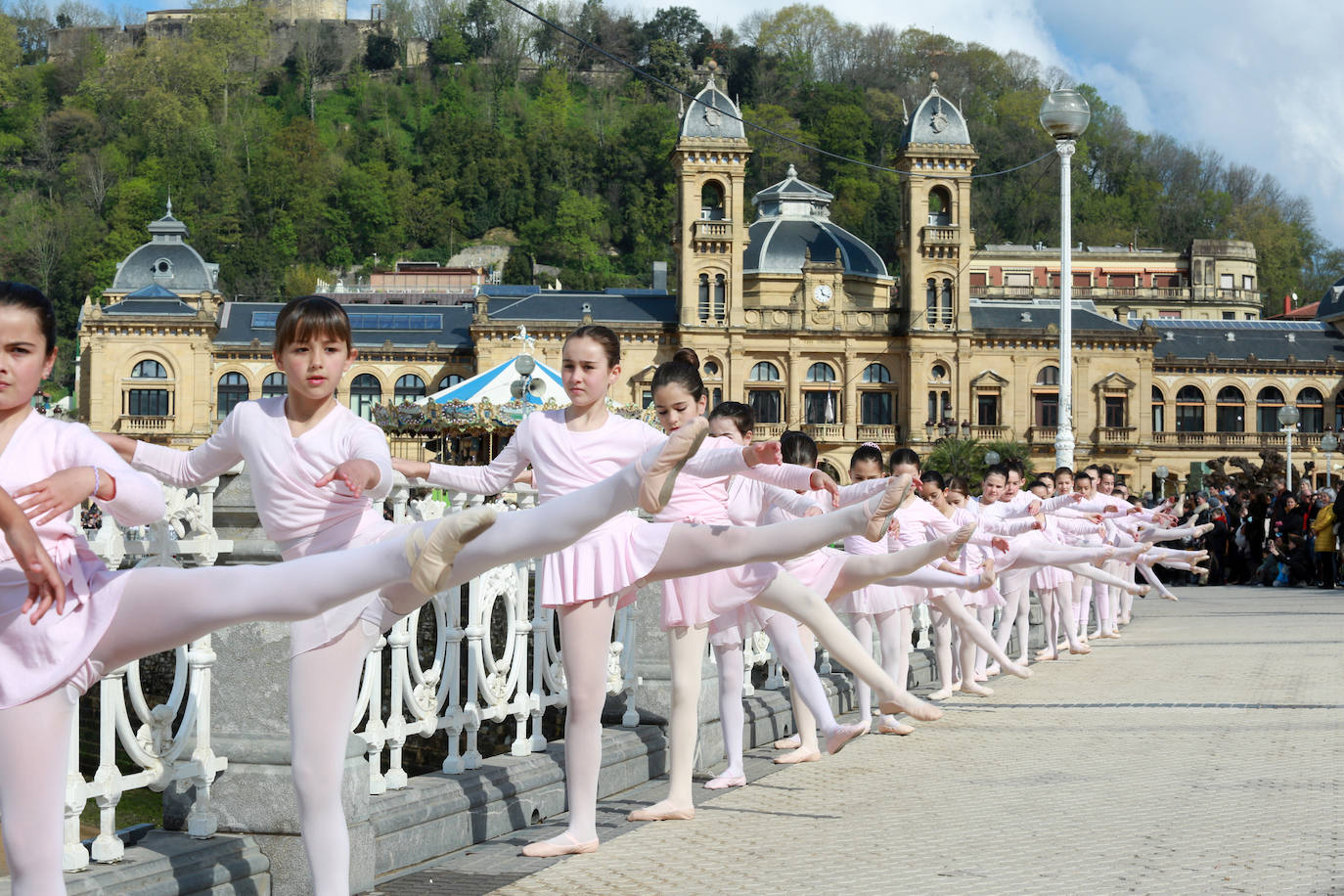 Fotos: Vuelve la danza a la barandilla de La Concha