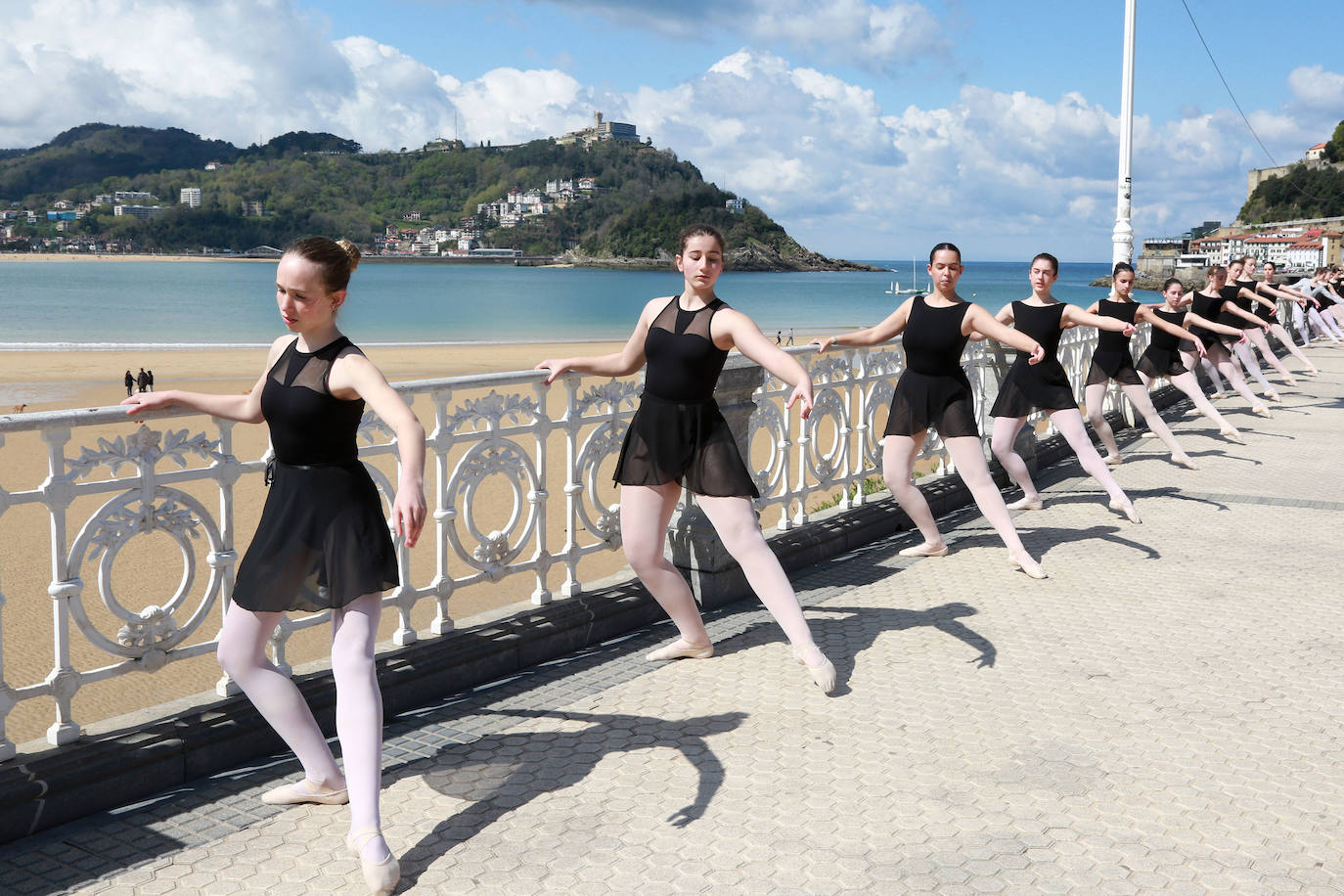 Fotos: Vuelve la danza a la barandilla de La Concha