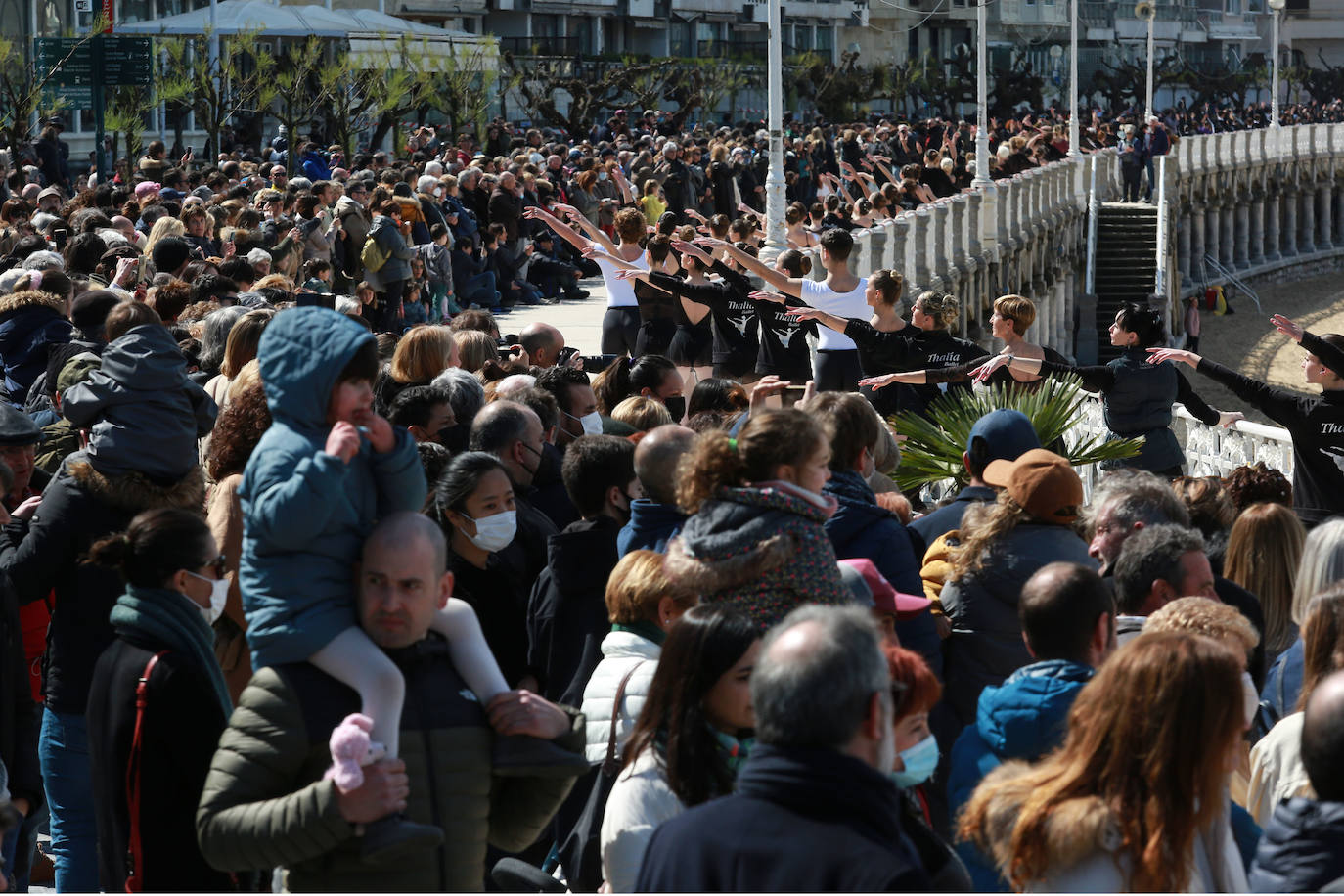 Fotos: Vuelve la danza a la barandilla de La Concha