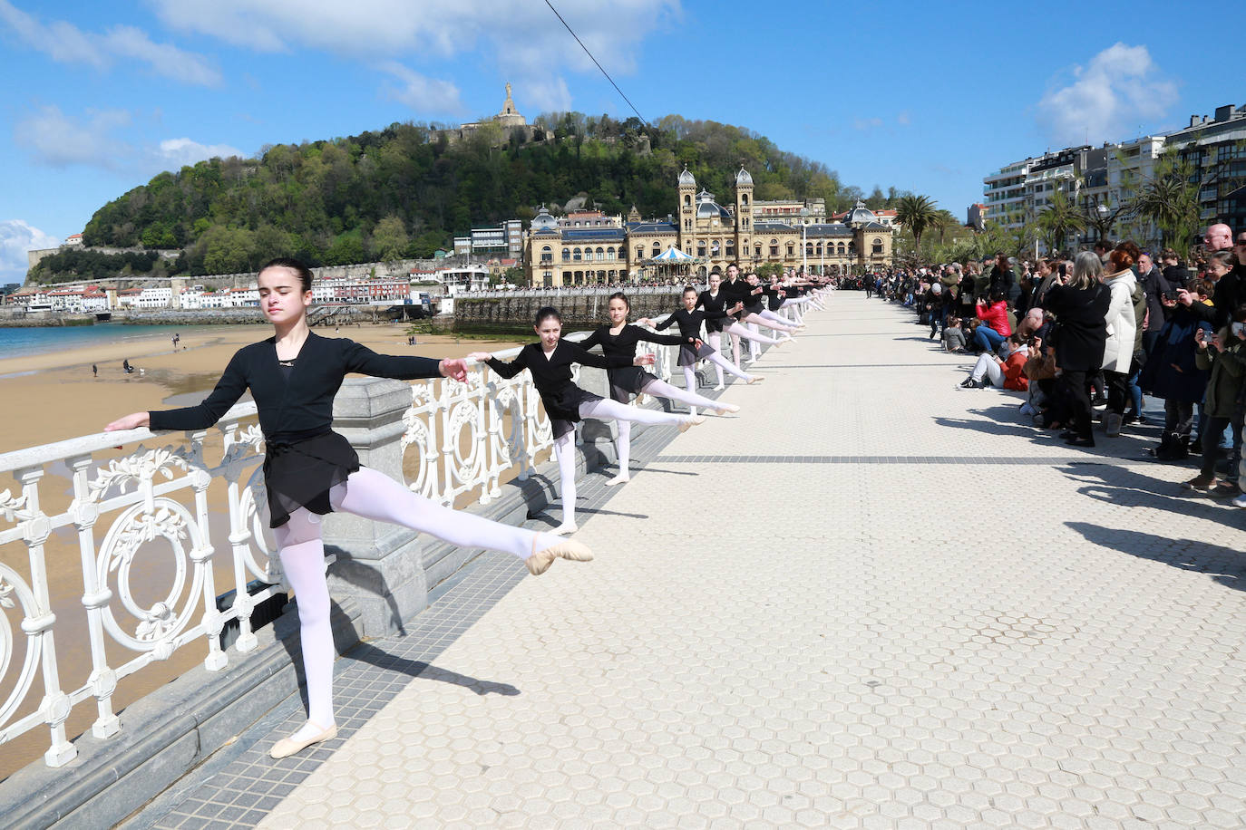 Fotos: Vuelve la danza a la barandilla de La Concha