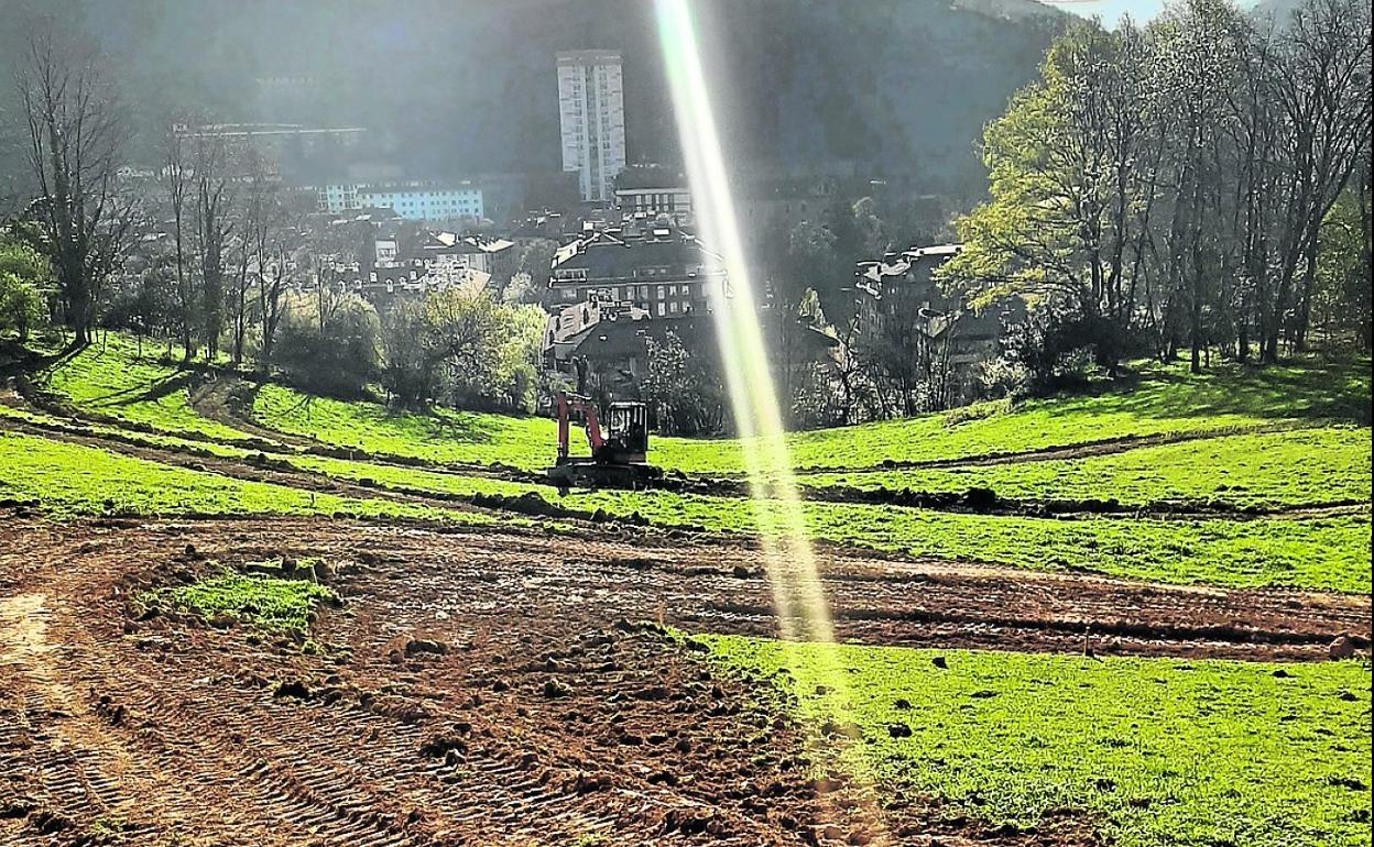Las máquinas realizan las primeras labores en la ladera de San Joxepe que mira el casco urbano. 