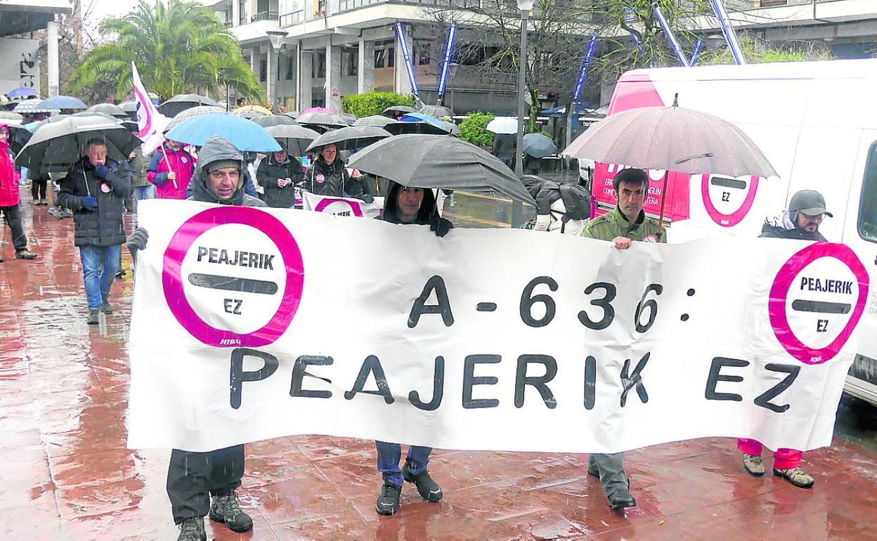 Cabecera de la manifestación y aspecto que fue tomando durante el recorrido que discurrió por las calles de Zumarraga y Urretxu. 