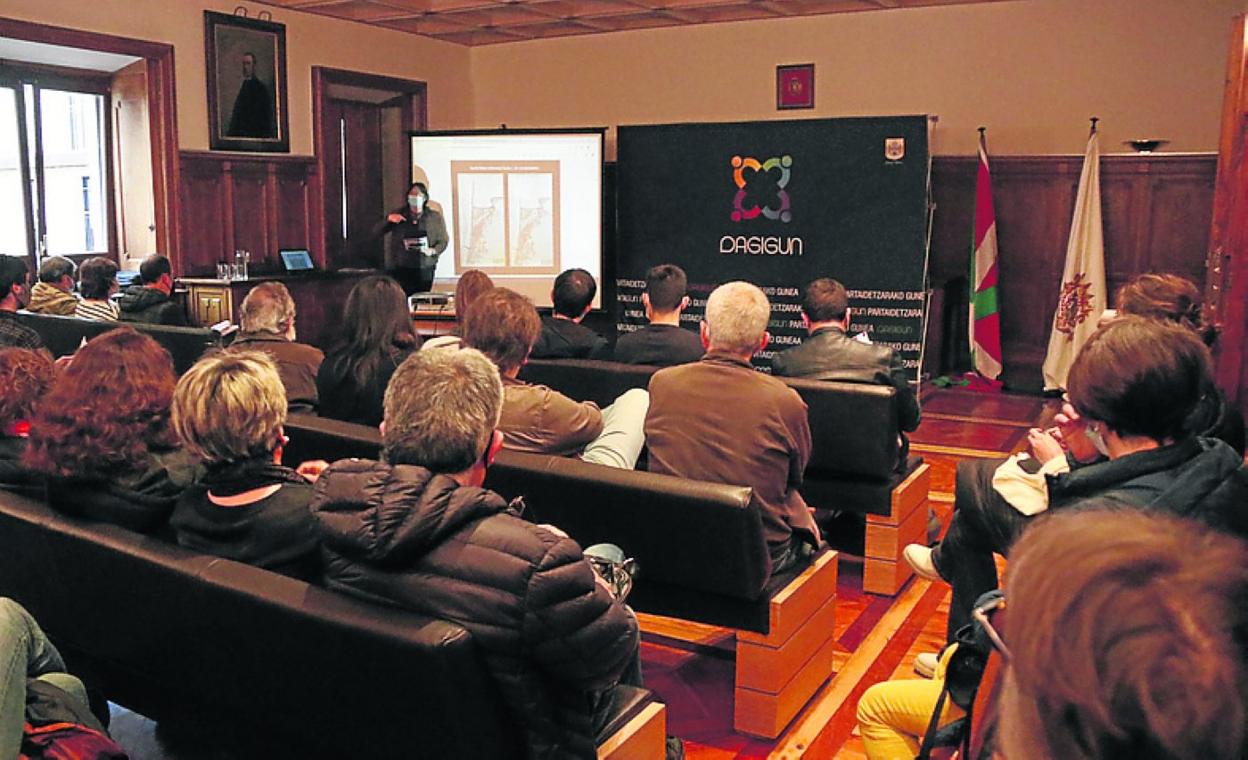 Itziar Gonzalezek azalpenak eman zituen jendeari. 