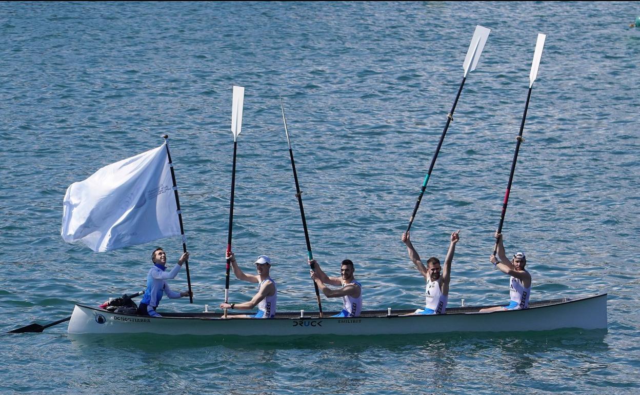 Donostiarra levanta sus remos tras lograr este domingo el triunfo. 