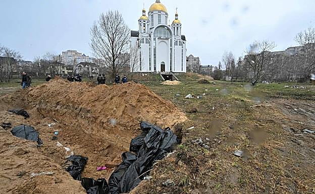 Una de las fosa común para enterrar los cadáveres de la masacre de Bucha.