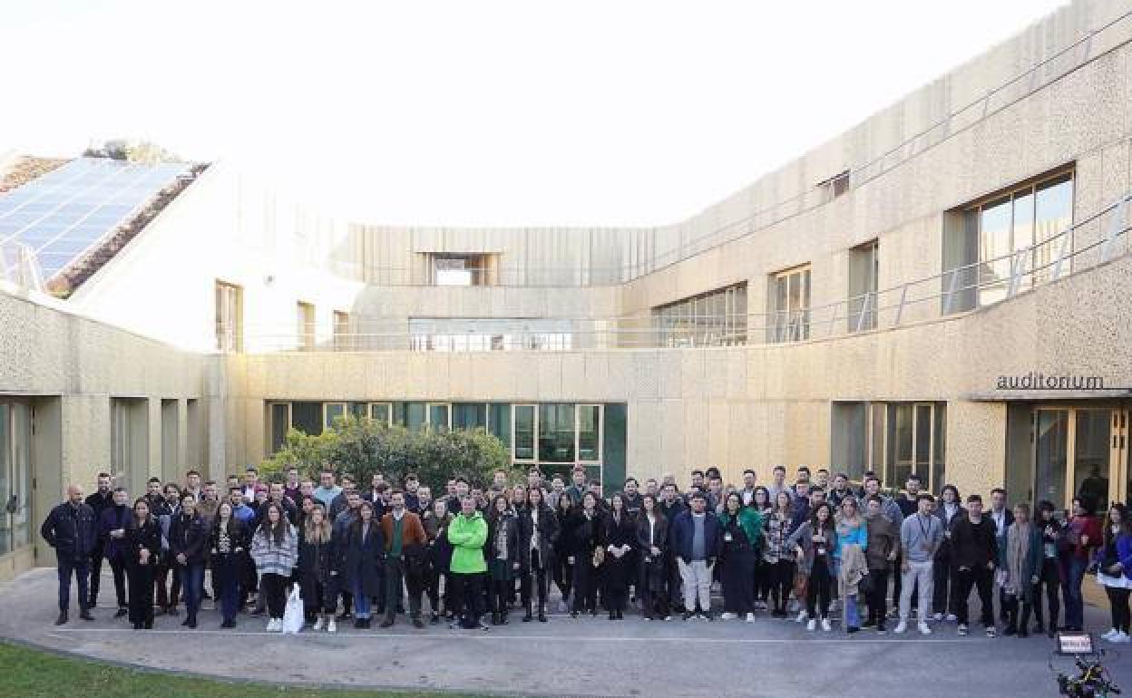 Los cien jóvenes talentos posan ante el Basque Culinary Center. 