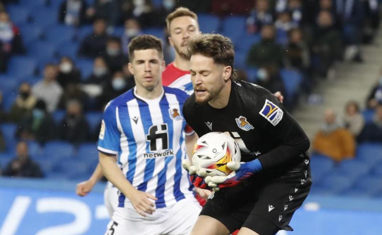 Zubeldia atento mientras Remiro ataja un balón. 