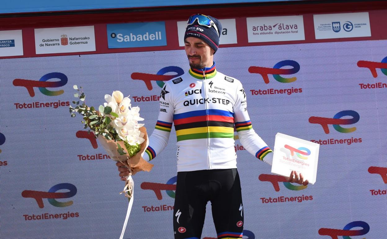 Alaphilippe luce el maillot arcoíris en el podio de Viana. 