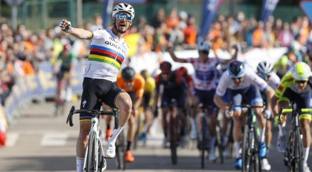 Alaphilippe se impone con el maillot arcoíris en la meta de Viana, mientras su compañero Evenepoel lo celebra unos metros más atrás.