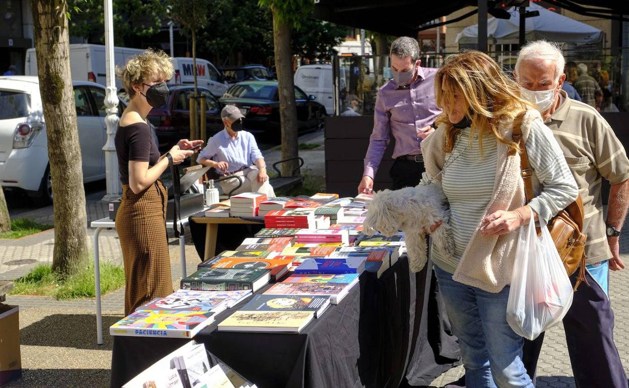 Stand de una librería donostiarra durante la Feria del Libro del año pasado. 