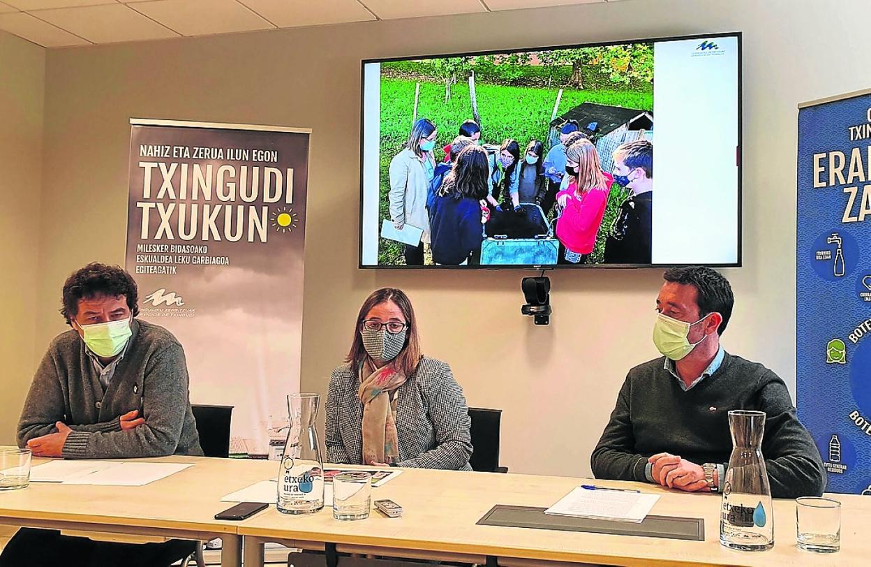 Josean Rodrigo, Leire Zubitur y Valentín González presentaron la memoria de 2021 de Txinzer. 
