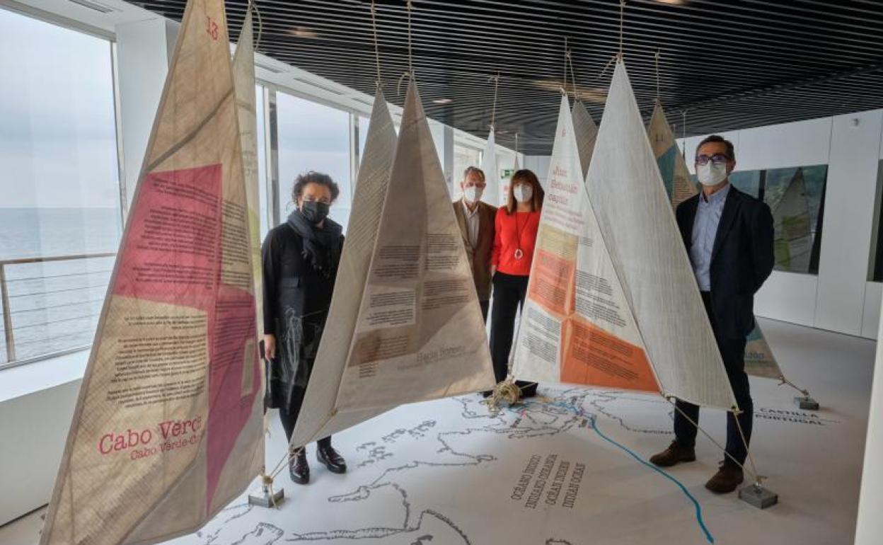 Arantxa Olaizola, José Ignacio Espel, Esther Irigaray y Jon Ruigomez posan en una sala de la exposición. 
