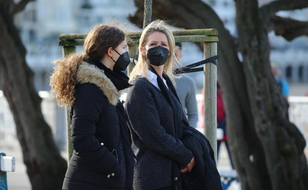 Mujeres con mascarilla en el paseo de La Concha en San Sebastián. 