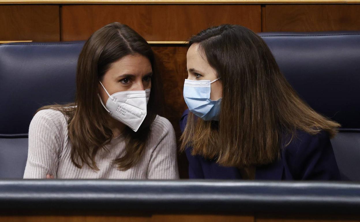 Las ministras Irene Montero y Ione Belarra, de Podemos, en el Congreso. 